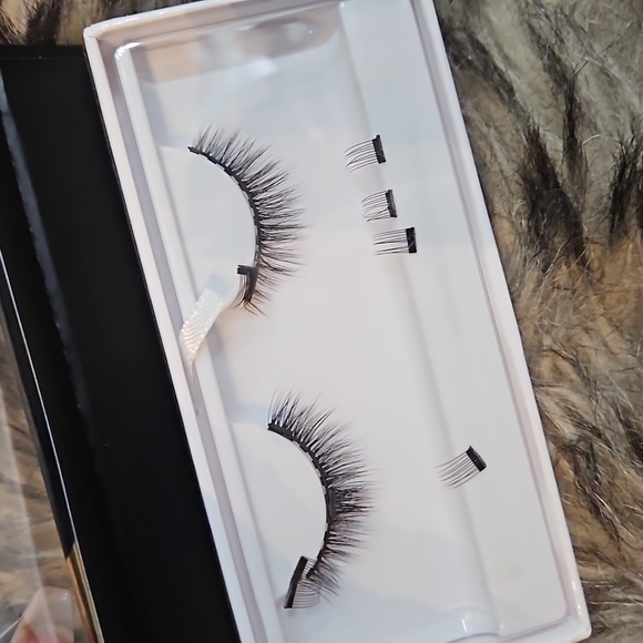 MAGNITUDE EYELINER AND EYELASHES BUNDLE MAGNETIC - Picture 4 of 5